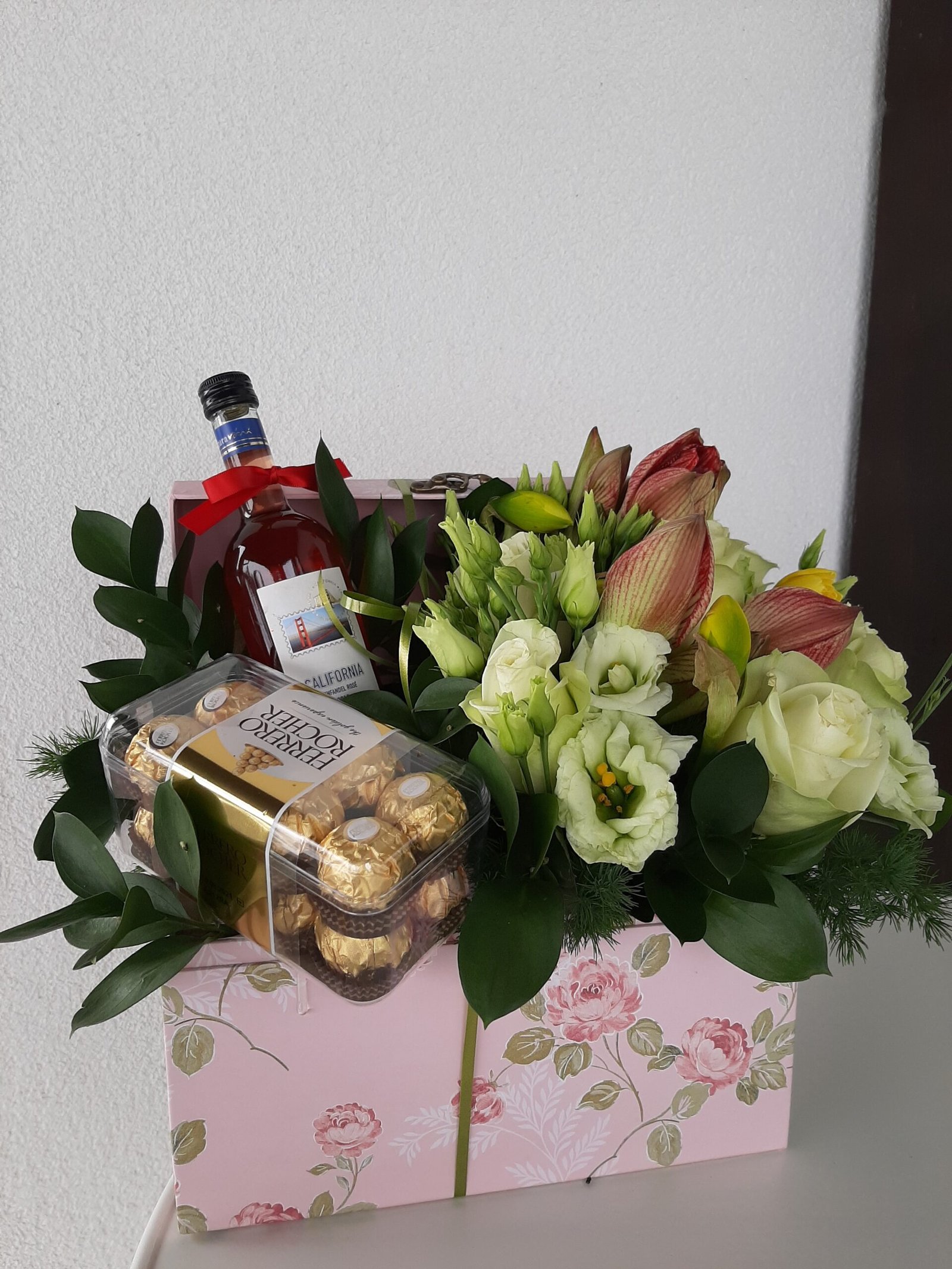 20210211_1119331-scaled-1.jpg cufar cu flori naturale, sampanie si cutie bomboane - imagine 1