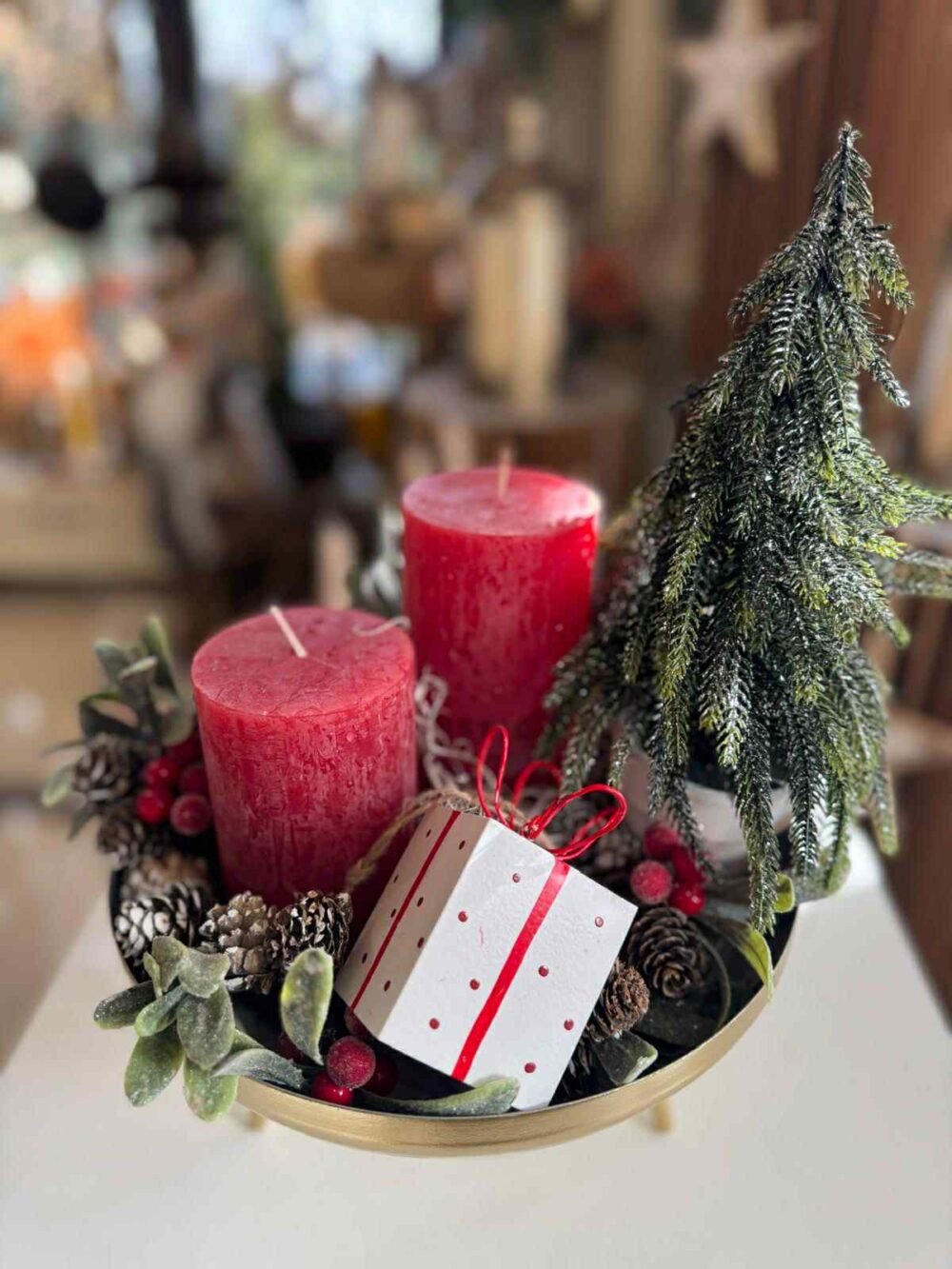 ARANJAMENT-DE-CRACIUN-CU-LUMANARI-ROSII1.1-e1763455196745.jpg ARANJAMENT DE CRACIUN CU LUMANARI ROSII - imagine 1