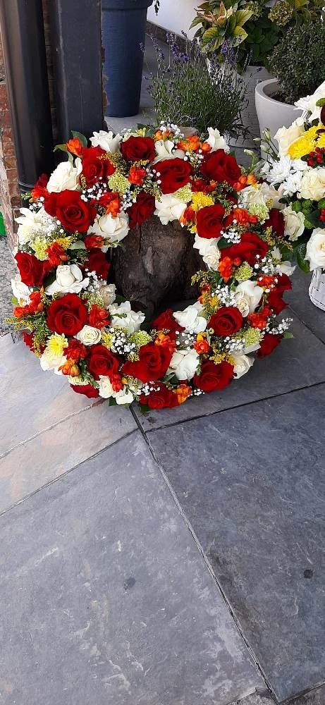 Coroana-funerara.jpg Coroana funerara cu trandafiri rosii - imagine 1