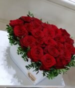 Aranjament Cutie cu trandafiri - imagine 3