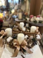 ARANJAMENT ADVENT CU FLORI DE BUMBAC SI  SCORTISOARA