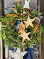 CORONITA DIN CETINA NATURALA NOBILIS CU STELE DIN LEMN SI CONURI