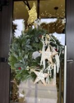 CORONITA DIN CETINA NATURALA  CU STELE DIN LEMN SI ACCESORII