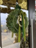 CORONITA DIN PIN ARTIFICIAL ACCESORII DIN LEMN SI FUNDITA CATIFEA VERDE - imagine 3