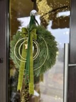 CORONITA DIN PIN ARTIFICIAL ACCESORII DIN LEMN SI FUNDITA CATIFEA VERDE