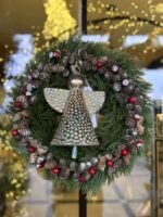 CORONITA DIN PIN ARTIFICIAL INGER METALIC SI CONURI DECORATIVE DIAMETRU 40 CM