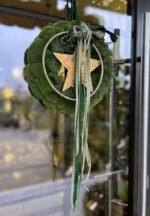 CORONITA DIN MOSS ARTIFICIAL CU STELUTA METALICA AURIE