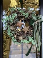 CORONITA VERDE AURIU CU EUCALIPT STELE DIN LEMN AURII SI CONURI METALICE DIAMETRU 50 CM - imagine 3