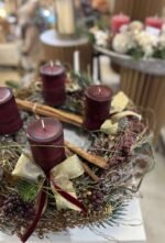 ARANJAMENT CU LUMANARI BORDEAUX SI GHIRLANDA AURIE DIAMETRU 40 CM - imagine 3