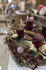 ARANJAMENT CU LUMANARI BORDEAUX SI GHIRLANDA AURIE DIAMETRU 40 CM - imagine 4