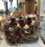 ARANJAMENT CU LUMANARI BORDEAUX SI GHIRLANDA AURIE DIAMETRU 40 CM - imagine 5