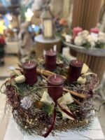 ARANJAMENT CU LUMANARI BORDEAUX SI GHIRLANDA AURIE DIAMETRU 40 CM